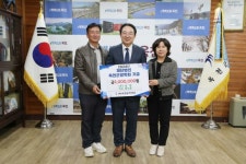 ㈜송암 황인준 대표, 올해 두 번째 (재)옥천군장학회에 300만 원 기탁 | 뉴스로