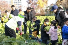 구로구, 오류IC 도시농업체험장에서 어린이들과 작물 수확 행사 | 뉴스로