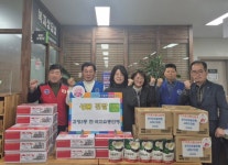 한국자유총연맹 사하구지회, 괴정3동 행정복지센터에 성품 전달 | 뉴스로