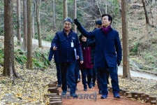 진주시, 석갑산 편백림 산림공원 조성사업 현장점검 | 뉴스로
