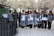 동두천시 반다비 봉사단, 동두천 장애인게이트볼장에 연탄봉사 실천 | 뉴스로