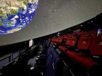 신나는 세상이 돌아왔다! 하늘 가득한 3D 영상이 4D로 쏟아진다. 김천녹색미래과학관 4D풀돔영상관 모션시스템 교체 완료 재개장! | 뉴스로