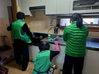 거창군 새마을부녀회, 가북면 동촌 경로당 수납 정리 봉사로 따뜻한 정 나눠 | 뉴스로