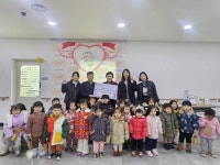 애플어린이집과 햇살나무어린이집, 탕정면 행복키움에 ‘아나바다 시장놀이’ 수익금 전달 | 뉴스로
