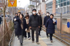 이수희 강동구청장, 재개교 앞둔 둔촌초·위례초 현장 찾아 학생들이 등교할 통학로 직접 걷고 확인 | 뉴스로