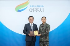 지상작전사령관, 이충우 여주시장에게 감사패 전달 | 뉴스로