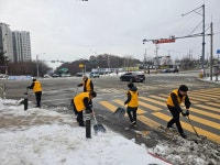 용이동 자율방재단, 보행 안전을 위한 제설작업 실시 | 뉴스로