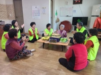 고창군 대산면 지사협, 홀로 어르신 떡케이크 전달 | 뉴스로