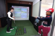 강남구, 경로당 내 스크린 파크골프장 ‘매봉시니어센터 부설 파크골프 아카데미’ 정식 운영 | 뉴스로