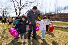 “청보리야, 쑥쑥 자라라” 마포구, 월드컵천서 어린이집 원아들과 보리밟기 행사 | 뉴스로