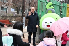 박형덕 동두천시장, 관내 초등학교 새 학기 등굣길 응원 인사 | 뉴스로