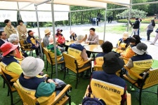 어르신이 가꾼 직동공원 정원…의정부시, 노인일자리 시범사업 현장 확인 | 뉴스로