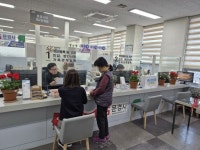 문경시청 제2민원실, ‘어르신 민원안내도우미 사업’ 큰 호평 | 뉴스로