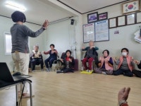 평화남산동, 찾아가는 가요 교실로 어르신들에게 활력 선사 | 뉴스로