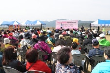 맨발로 걷는 황톳길…제2회 선덕여왕길 맨발축제 성료 | 뉴스로