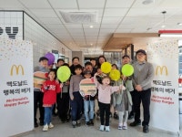 맥도날드 여수미평DT점, 지역아동센터 9곳에 ‘행복의 버거’ 선물 | 뉴스로