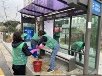 동삭동 새마을회, 봄맞이 버스 승강장 청소 | 뉴스로