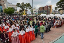 오세현 아산시장, ‘온빛 연등 축제’에서 위로와 희망 전해 | 뉴스로