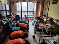 광안1동 지사협 『무병장수 선물 전달』 | 뉴스로