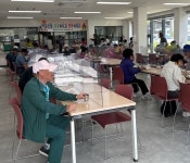 구미시 노인종합복지관, 어버이날 맞아 경로식당 무료급식 제공 | 뉴스로