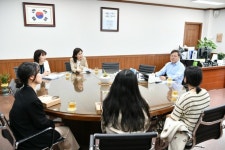 수원시 영통구, 가정의 달 맞아 출산 앞둔 직원들 격려 | 뉴스로