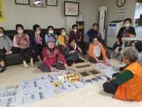 경주 용강주공아파트 명예사회복지공무원, 어버이날 맞아 어르신께 카네이션과 떡 전달 | 뉴스로