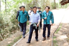 “시민 발걸음 편안하게”… 이학수 정읍시장, 성황산 황톳길 세심한 정비 주문 | 뉴스로