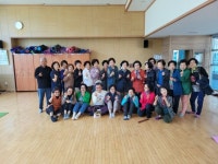 함안군종합사회복지관, 스승의 날 맞아 ‘카네이션 화분’으로 감사의 마음 전달 | 뉴스로