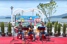 2025년“봄의 왈츠 버스킹”뜨거운 호응으로 아름다운 마무리 3회차 공연 이동면 에코촌(에코가든)에서 개최, 200여 명 방문 | 뉴스로