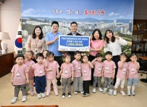 국공립 번영로센트리지 5단지 어린이집, 이웃돕기 후원금 100만 원 전달 | 뉴스로