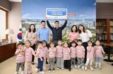 - 국공립 번영로센트리지 5단지 어린이집, 이웃돕기 후원금 100만 원 전달 국공립 번영로센트리지 5단지 어린이집, 이웃돕기 후원금 100만 원... 