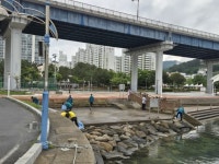 ‘통영시 환경과-엄마, 아빠의 선물’ 합동 미수동 해양공원 해안정화 봉사활동 실시 | 뉴스로