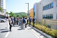 - 변광용 거제시장, 건의사항 청취 위해 해뜰안애 아파트 찾아 변광용 거제시장, 건의사항 청취 위해 해뜰안애 아파트 찾아