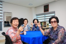 어르신들의 쉼터이자 일터, 상동 덕화 마을회관 문 열다 | 뉴스로