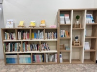 홍천군보건소 치매안심센터, ‘치매극복선도 도서관’ 2025년 신간도서 배부 | 뉴스로