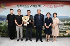 - 동두천시, 2025년 상반기 정년퇴직 공무직 근로자 공로패 전달식 개최 동두천시, 2025년 상반기 정년퇴직 공무직 근로자 공로패 전달식 개최