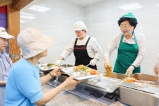 이천시노인종합복지관, 취임 3주년 김경희 이천시장 배식봉사 | 뉴스로