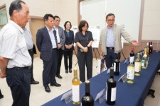 현장에 답이 있다! 충북농기원, 와인 특허기술 산업화 확대 | 뉴스로