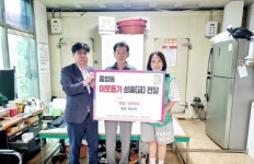 동두천중앙시장 소재 중앙마니커, 중앙동 관내 경로당 5개소에 생닭 50마리 기증 | 뉴스로