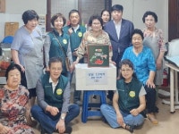 동두천시 중앙동 사회단체, 경로당 5개소에 초복맞이 물품 전달 | 뉴스로