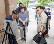 뉴스로 - 지자체가 보인다! - 진교훈 강서구청장, 마곡 엠밸리7단지 보도침하 현장 점검 진교훈 강서구청장, 마곡 엠밸리7단지 보도침하 현장 점검