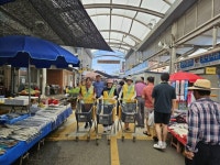 군위군 전통시장 배달도우미, 장날마다 전하는 따뜻한 배려 무거운 짐은 걱정마세요! 배달도우미, 7년간 한결같은 서비스 | 뉴스로