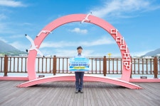 ‘경남 구석구석 여행하기’ 캠페인 참여, 변광용 거제시장, 다대다포항 해안산책로 후릿개다리 소개 | 뉴스로