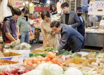 진교훈 강서구청장, 전통시장 찾아 민생 챙기기 나서 | 뉴스로