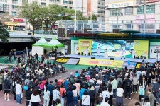 - ‘커피와 빵, 그리고 문화’가 어우러진 금정의 대표 축제, 11만여 명 방문객 참여 ‘커피와 빵, 그리고 문화’가 어우러진 금정의 대표 축제... 