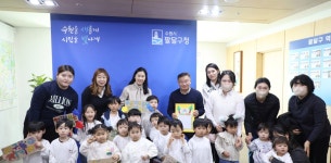 - 수원 시립어린이집 아이들, 다 쓴 건전지 모아 수원시 팔달구에 전달해 수원 시립어린이집 아이들, 다 쓴 건전지 모아 수원시 팔달구에 전달해