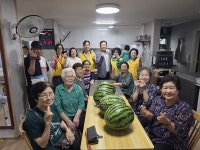 뉴스로 - 지자체가 보인다! - 가좌1동 주민자치회, 초복 맞아 경로당에 사랑의 수박 전달 가좌1동 주민자치회, 초복 맞아 경로당에 사랑의 수박 전달