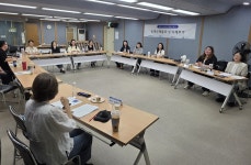 - 영도구 아미르공원 내 맨발산책로 조성, 주민 건강과 힐링 공간 마련 영도구 아미르공원 내 맨발산책로 조성, 주민 건강과 힐링 공간 마련