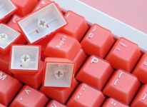 브라보텍 펀키스FUNKEYS 아이페이AiFei PBT 이색사출 반투명 딸기 114key 세트 신규 출시