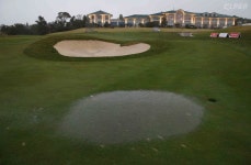 SBS 스포츠 골프 뉴스 : 전체뉴스 : [KLPGA] 2017 국내 첫 대회, ‘비-바람’이 변수 : SBS [KLPGA] 2017 국내 첫 대회, ‘비-바람’이 변수